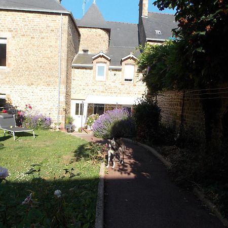 La Vie De Chateau En Toute Amitie Et Simplicite Montaudin Exterior photo