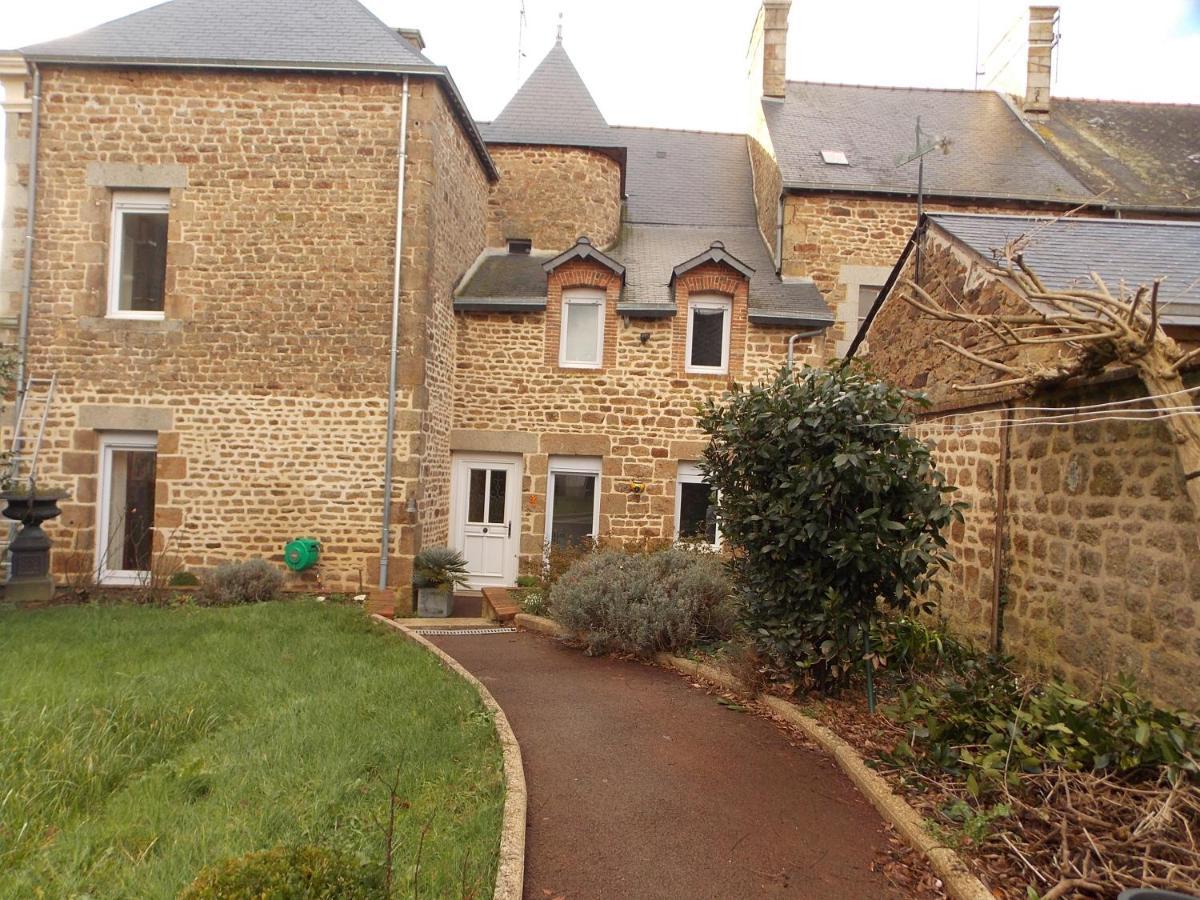 La Vie De Chateau En Toute Amitie Et Simplicite Montaudin Exterior photo